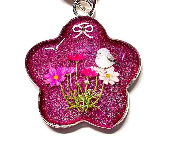 (2084)シマエナガとコスモスのキーホルダーです♪ハンドメイド レジン 鳥