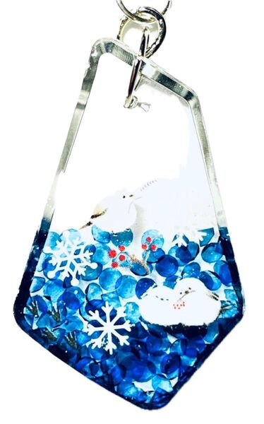 (1858)シマエナガと雪の結晶のキーホルダーです♪ハンドメイド レジン 鳥