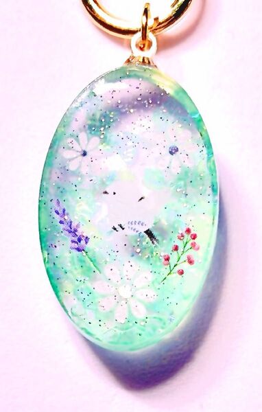 (2048)シマエナガとお花のキーホルダーです♪ハンドメイド レジン 鳥