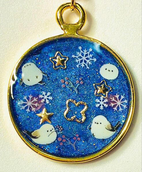 (1879)シマエナガと雪の結晶のキーホルダーです♪ハンドメイド レジン 鳥