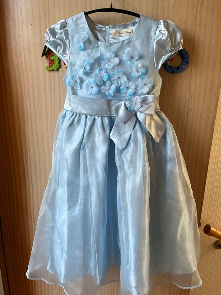 女の子用水色フォーマルドレス 花飾り、リボン付き120