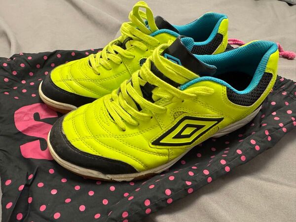 umbro フットサルシューズ 26cm イエロー