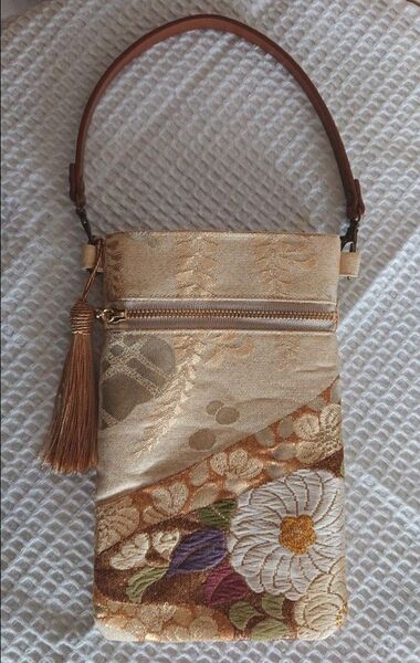 【新品未使用】刺繍入り和装小物 スマホショルダー スマホポーチ 金色系 花柄 タッセル付き