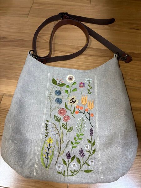 手刺繍・ハンドメイド/ショルダーバッグ/麻(リネン)100%/ショルダー紐は本革/ボタニカル刺繍/斜め掛けOK/リネン独特の風合!