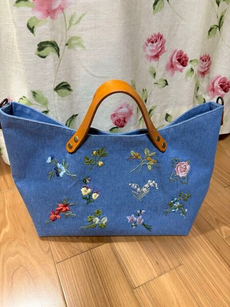 手刺繍・ハンドメイド/トートバッグ(ショルダーバッグにも)/ブルー系デニム地/お花の刺繍/Dカン付き(ショルダー紐なし)/美品!