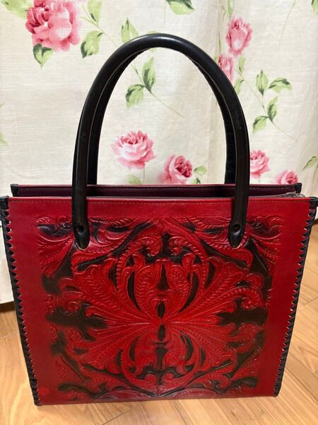本革カービング・トートバッグ/レザークラフトバッグ/レッド&ブラック/オーダー品・未使用保管品/赤と黒のコントラストが素敵/美品!