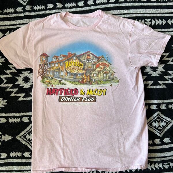 【古着】アメカジ ビンテージHATFIELD フェードTシャツ 可愛い柄S Hatfield & McCoy Tシャツ ピンク