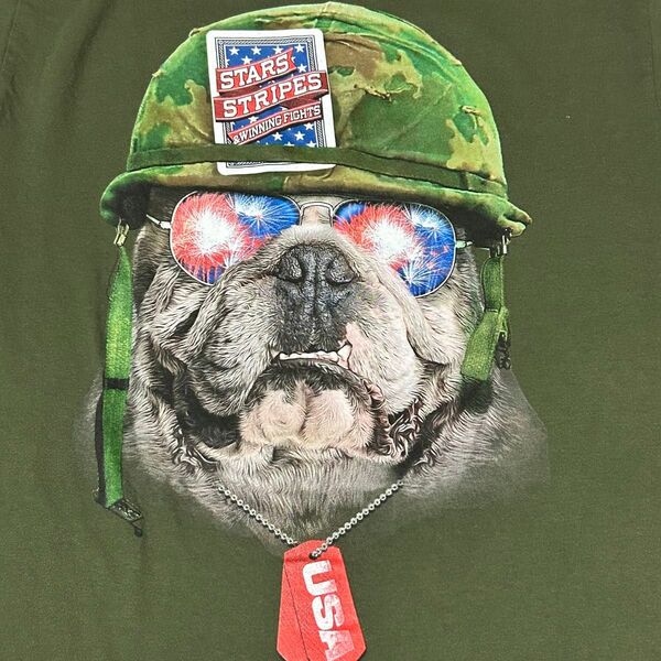 【古着】アメカジ迷彩柄ブルドッグがテッパチ被ってUSA認識表付けてるTシャツSミリタリー風ブルドッグTシャツ カーキ系