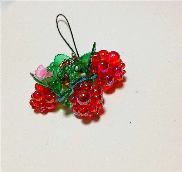 いちごモチーフのビーズアクセサリー ハンドメイド ストラップ キーホルダー チャーム