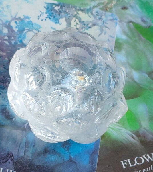 天然水晶 蓮 スフィア台座 虹入り