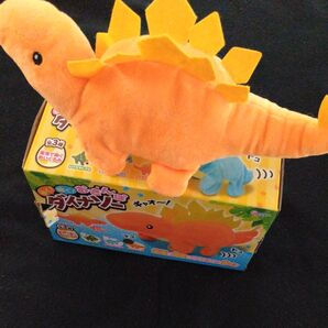 新品未使用 歩く!鳴く!おさんぽダイナソー ステゴサウルス 電池で動くぬいぐるみ 恐竜 サウルス dinosaur プライズ