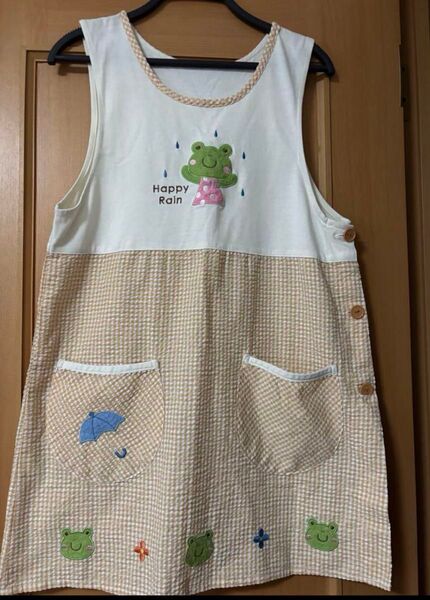 かえるの刺繍がかわいいエプロン