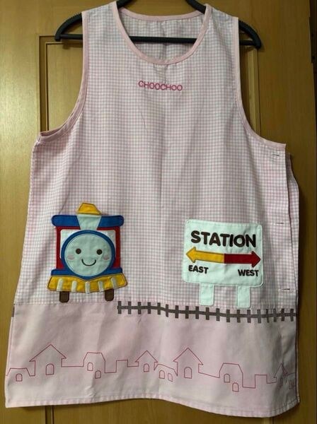 保育士エプロン 電車 ピンク チェック