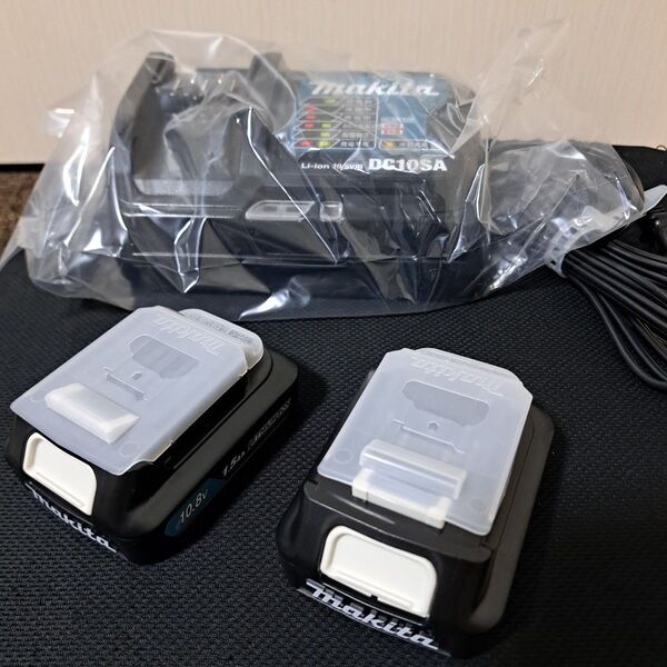 (☆∀☆)新品未使用。マキタ 純正バッテリーBL1015 充電器DC10SA セット 未使用10.8v その2