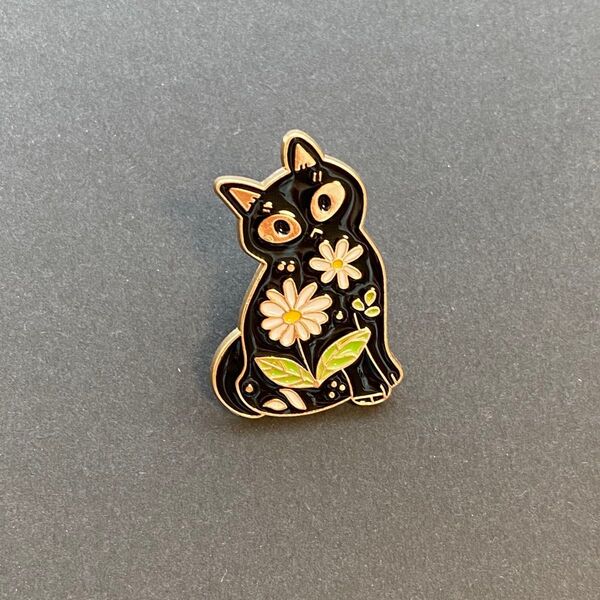 かわいい花の黒猫 ブローチ 縁どりゴールド カジュアル ねこ好きさん プレゼント 贈り物 簡易ラッピング付き