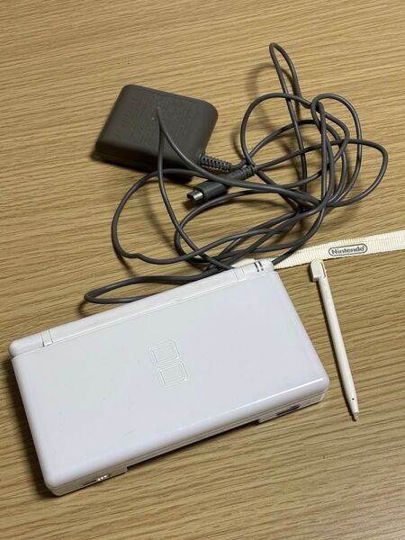 ニンテンドーDS Lite クリスタルホワイト 充電器、タッチペン付き