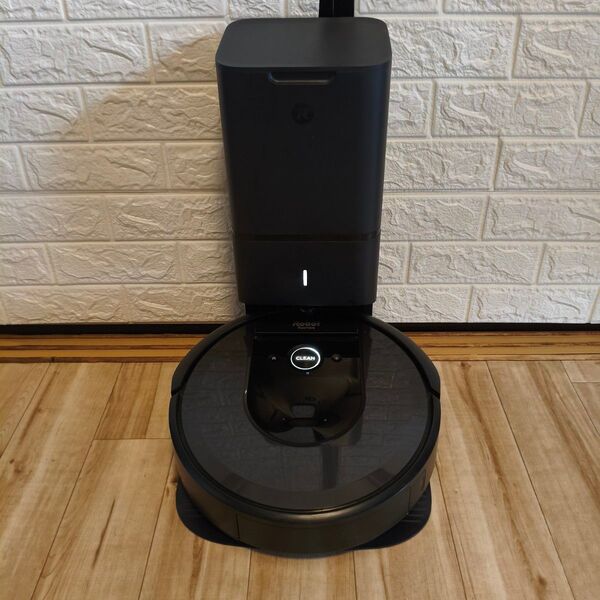 黒のロボット掃除機 自動ゴミ収集機能 iRobot Roomba i7+ ルンバ アイロボット Roombaルンバ お掃除ロボット