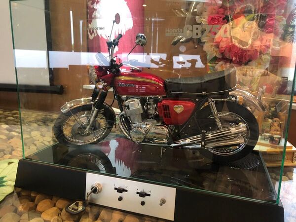 デアゴスティーニ 週刊 ホンダ CB750 FOUR 完成品 ケース、冊子付き