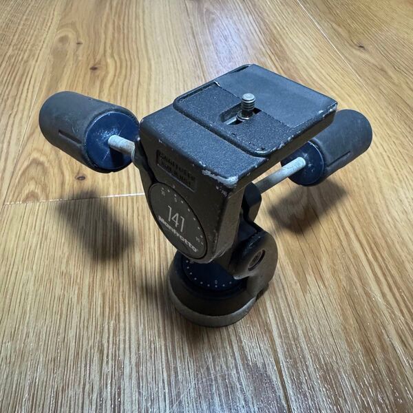 Manfrotto 141 カメラ雲台 パンハンドル付き 3WAY 雲台■MADE IN ITALY 難あり