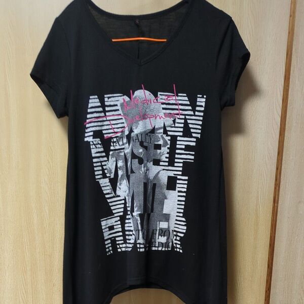 レディース 黒 Vネック Tシャツ ロゴプリント 裾ドレープ様デザイン
