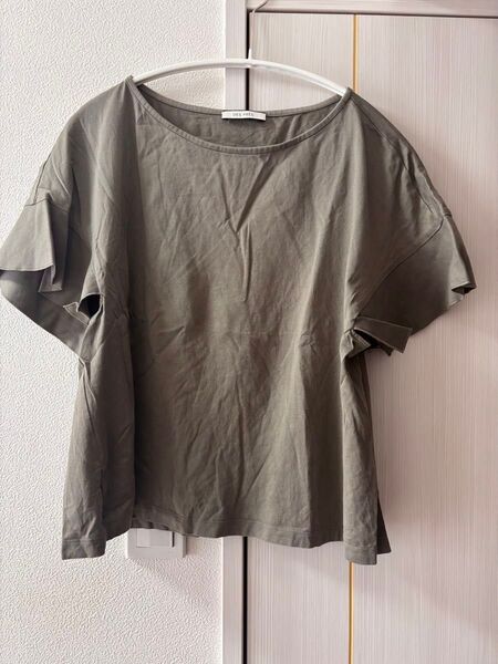 【値下げ】DES PRES スカラップフリルスリーブTシャツ カーキ