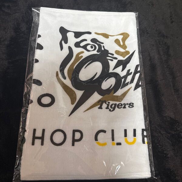 虎のロゴと「90th Tigers」のデザインが特徴の応援タオル。