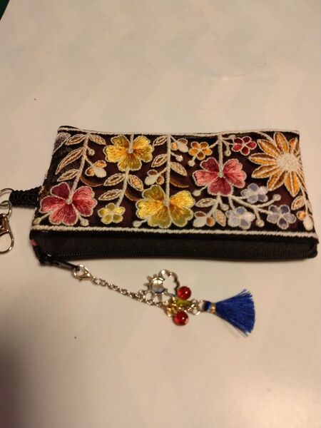 インド刺繍リボンのポーチ。両面刺繍リボン。可愛いさくらんぼのチャーム付き