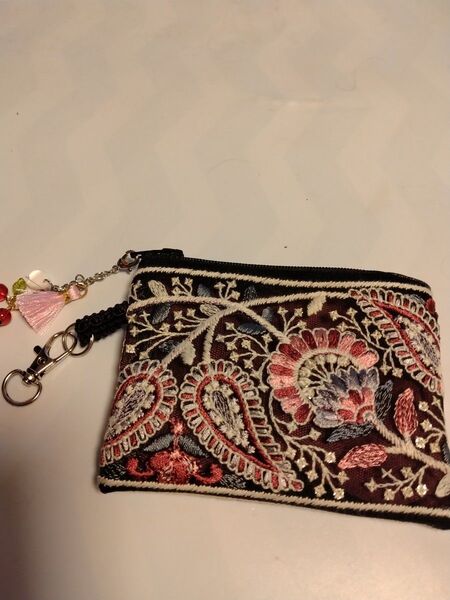 インド刺繍リボンのポーチ。両面刺繍リボン。可愛いさくらんぼのチャーム付き