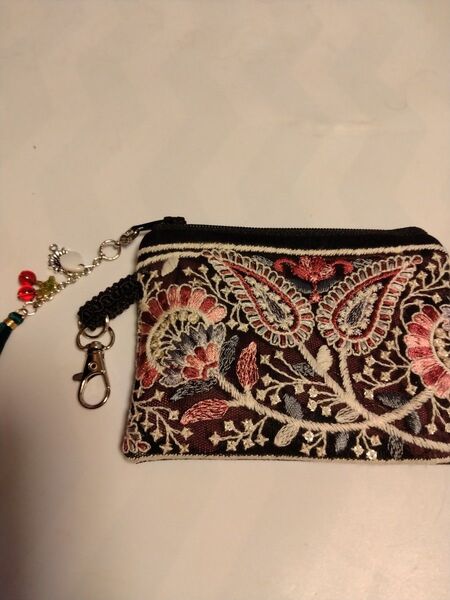 インド刺繍リボンのポーチ。両面刺繍リボン。可愛いさくらんぼのチャーム付き