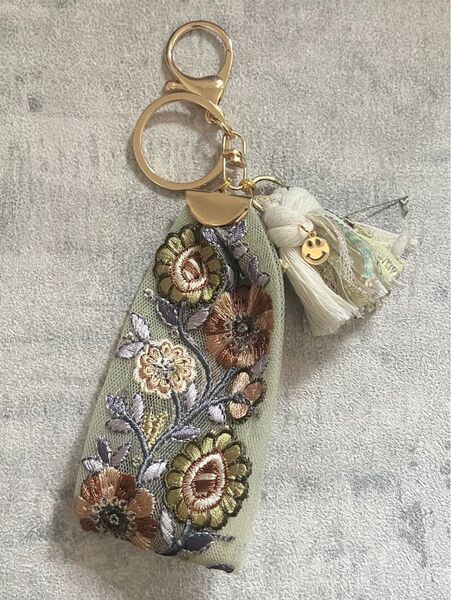 NO.16 インド刺繍リボンタッセル キーホルダー バックチャーム