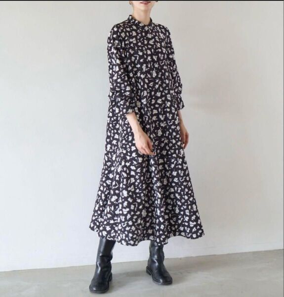 美品 UNFILO プリントワンピース フレア ロング 総柄 マキシ丈 花柄 ブラック M