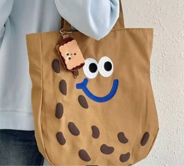 新品 ピーナッツ キャンバストートバッグ クッキーチャーム付き カーキ色