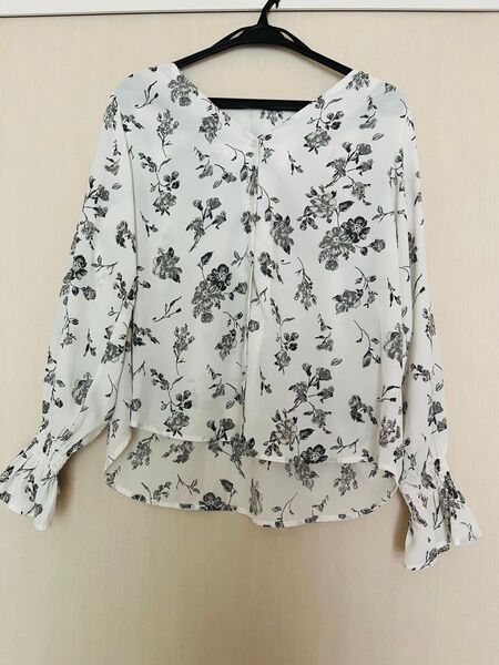 GU ジーユー 長袖 ブラウス シャツ カットソー トップス 花柄 フリル M