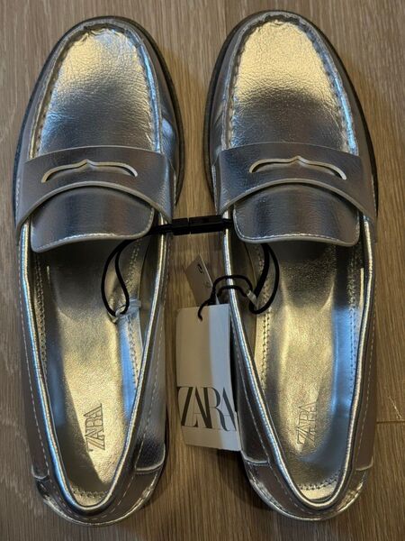 新品未使用 ZARA シルバー メタリック ローファー 24cm タグ付き