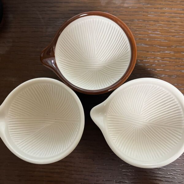 小さな片口すり鉢3個 直径7㎝ 白、茶 組み合わせ自由 コンパクト 軽量 便利 ちょっとしたタレ作りに!すり棒付き