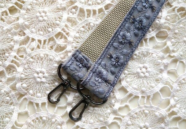 インド刺繍*スマホストラップ・名札ストラップ・ネックストラップ・ショルダー紐(長さ調節なし)ストラップホルダー付き