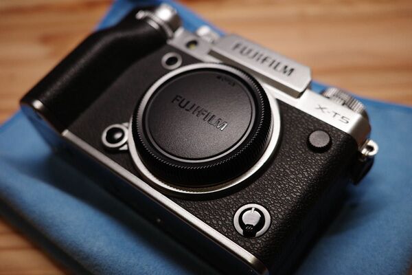 【美品・おまけ多数】FUJIFILM X-T5 ボディ シルバー