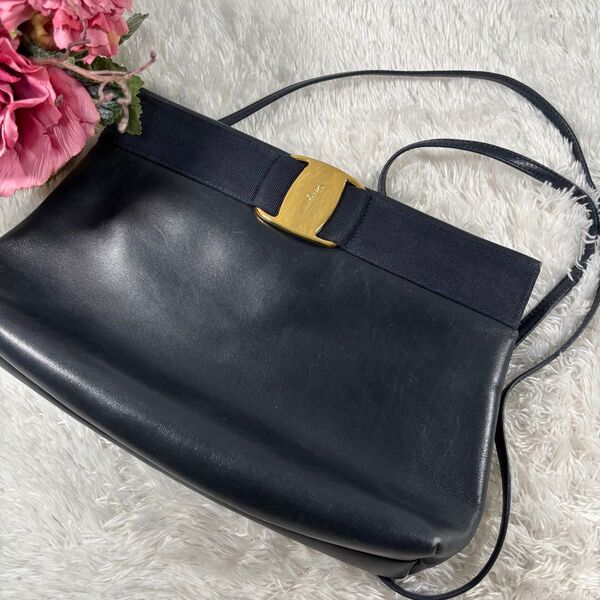 【美品】 フェラガモ 黒 ヴァラリボン ショルダーバッグ ナイロン 肩掛け レザー Salvatore Ferragamo