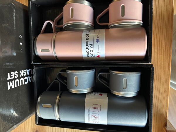 真空断熱ボトルセット 500ml 2個セット。カップ各3個付き。箱付きピンク、グレーのセット
