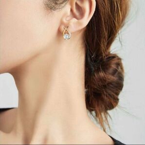 ピアス ゴールド 小顔効果 アレルギーフリー ジュエリー アクセサリー 上品 ジルコニア【センターでジルコニアが輝く】