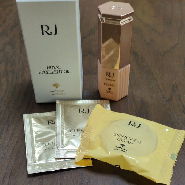 山田養蜂場ローヤルエクセレントオイル25mlとRJエクセレントリンクルケアエッセンスRJクレンジングスキンケアソープサンプルセット