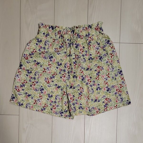 UNIQLO小花柄 ショートパンツ 150cm