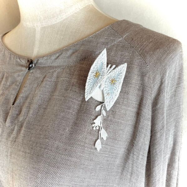ハンドメイド。ミナペルホネンsky flowerの清楚なブローチ。