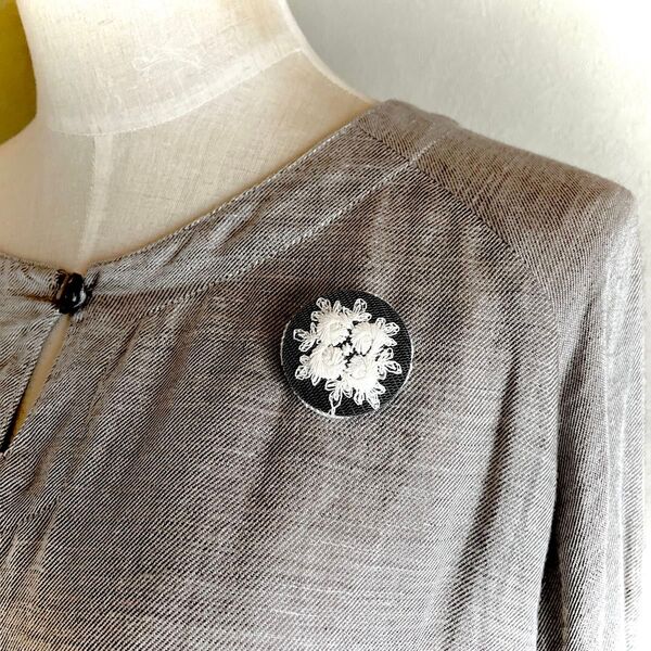 刺繍レースの上品な大人ブローチ。黒