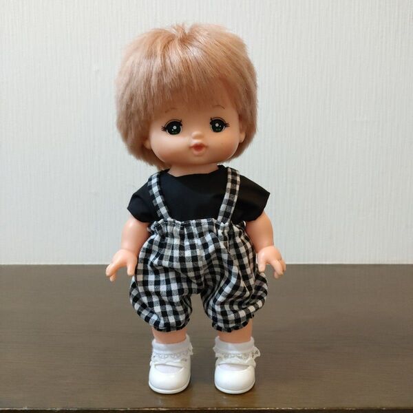 メルちゃん 黒チェックサスペンダー付きかぼちゃパンツと黒半袖シャツ 650円