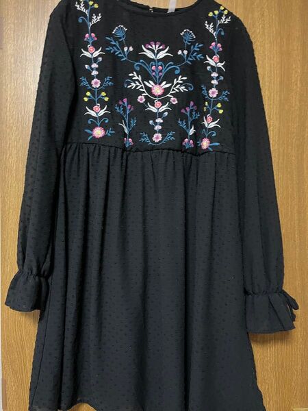 エックスヒラレーション花柄刺繍チュニックワンピース トップス チュニック 黒 長袖