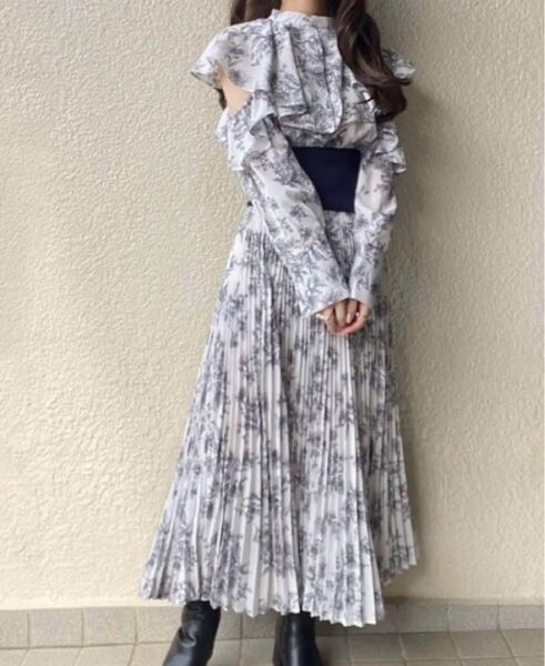 完売商品★花柄ケープカラーショルダーオープンプリーツワンピース M