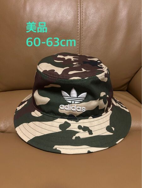 美品 60-63 アディダス バケットハット 定価5030円 メンズ 帽子 adidas カモ アディダスオリジナルス 公式完売