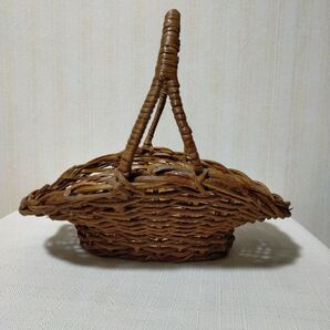 自然素材の持ち手付きバスケット