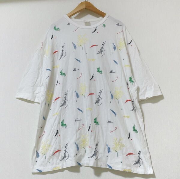 落書きのような可愛い刺繍のゆるっとオーバーサイズTシャツ 半袖から五分袖くらい
